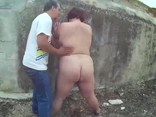 Esta pareja estaba sunburn caliente que se puso a hacer sexo fellatio al lado de un gran muro en la calle gu