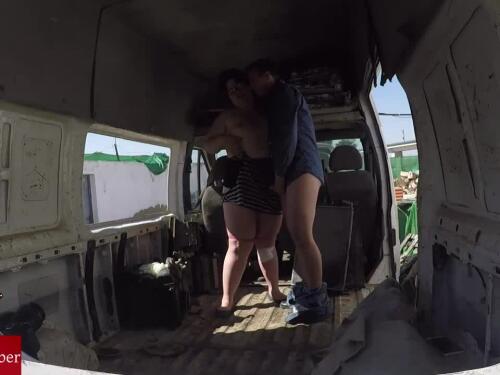 Enculada a la gorda en una furgoneta abandonada. vídeo voyeur con cámara.gui022